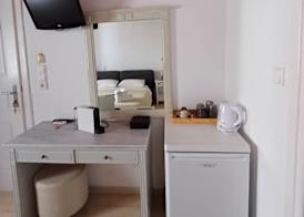 Manos Rooms 5