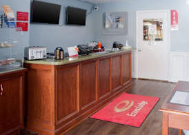Econo Lodge Inn & Suites Sandusky South 2