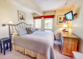 Laurelwood Condominiums 103 5