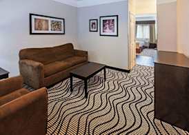 La Quinta Inn & Suites by Wyndham Pasadena 5