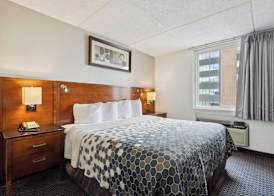 Econo Lodge Inn & Suites Waterloo Downtown 4
