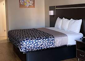 Econo Lodge Sevierville-Pigeon Forge on the River 3