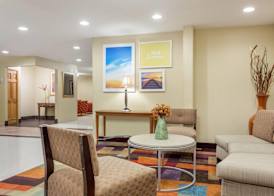 Days Inn & Suites by Wyndham Bloomington/Normal IL 2