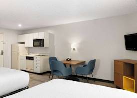 Days Inn & Suites by Wyndham Green Bay WI. 4