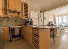'The View' on Bikini Beach, Seafront, 2 bedroom, Sleeps 4 4