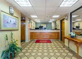Econo Lodge & Suites Clarksville near Governors Square Mall 3