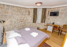 Apartment and Rooms Desideria 2