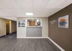 Suburban Studios Milwaukee Airport 3