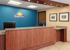 Days Inn by Wyndham Rockford I-90 Walking Distance to Casino 2