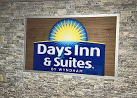 Days Inn & Suites by Wyndham Williamsburg IA North 4