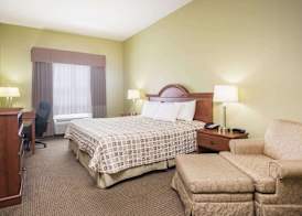 Days Inn & Suites by Wyndham Swainsboro 3