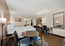 Red Roof Inn PLUS+ & Suites Naples Downtown-5th Ave S 5