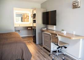 Columbus Inn and Suites 3