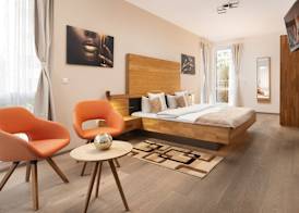 Hotel Vier Jahreszeiten an der Therme & Kliniken Bad Krozingen Nähe Freiburg & Schwarzwald Ideal für Wellness Kur & Business Ausflüge 24h Check In- WLAN & Parken gratis 5