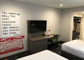 Rodeway Inn near Melrose Ave 3