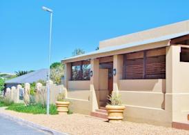 Tourist Lodge Gansbaai 2