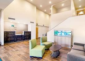 Quality Inn & Suites Near Tanger Outlet Mall 4