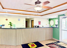 Super 8 by Wyndham Sweet Springs 4