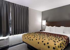 Econo Lodge Portage 5