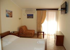 ROOMS & APARTMENTS DOBROTSKI DVORI 3