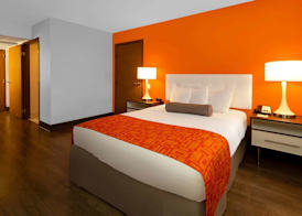 Howard Johnson by Wyndham Waukegan Great Lakes 4