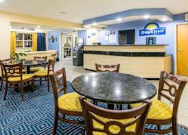 Days Inn & Suites by Wyndham Pryor 2