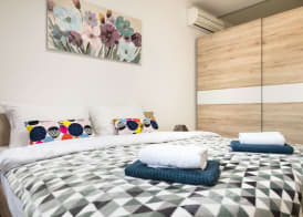 2 Bedroom Apt. in the Business Zone- Free Parking 2
