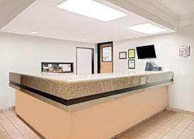 Super 8 by Wyndham Metropolis 3