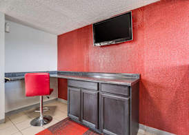 Econo Lodge Inn and Suites 5
