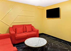 Super 8 by Wyndham Vandalia/Dayton International Airport 2