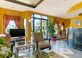 Econo Lodge Inn & Suites 4