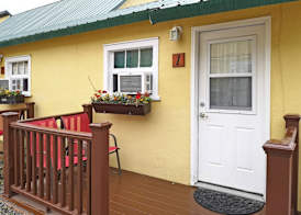 Yellowstone Riverside Cottages 3
