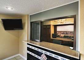 Super 8 by Wyndham Kalamazoo 2