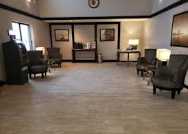 Super 8 by Wyndham Milwaukee Airport 4