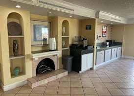 Econo Lodge Kalamazoo near Wings Stadium 5