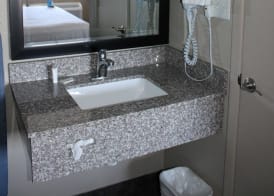 Days Inn & Suites by Wyndham Springfield on I-44 4