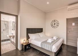 Floor 6 Boutique Rooms by DOT Suites 5