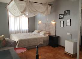 Q2 Bar & Guesthouse 4