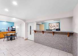 Super 8 by Wyndham Pleasanton 4