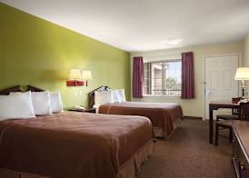 Howard Johnson by Wyndham Grand Prairie Near Lone Star Park 5
