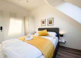 10-Min Walk to Hauptbahnhof, Cozy Private Rooms with AC, TV & WIFI 5
