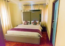 CribVille Hotel & Suites 4