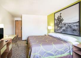Super 8 by Wyndham Kingman 3
