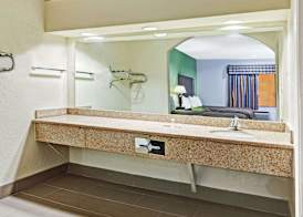 Super 8 by Wyndham Houston Hobby Airport South 5