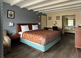 Econo Lodge Galax 4