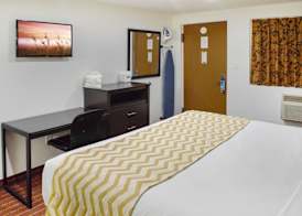 Travelodge by Wyndham Manhasset 5