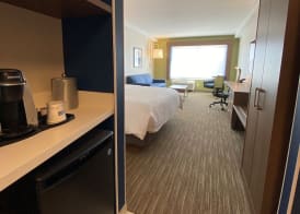 Holiday Inn Express & Suites AURORA by IHG 4