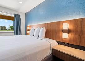 Econo Lodge Inn & Suites Sealy 4