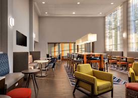 Hampton Inn & Suites State College at Williamsburg Square 3