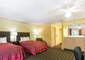 Days Inn by Wyndham Savannah Airport 4